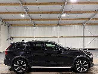 uszkodzony samochody osobowe Volvo V-60 Cross Country 2.0 B5 184kW Automaat AWD Pro 2021/2