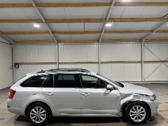 Schadeauto Skoda Octavia 1.6TDI 81kW Automaat Panoramadak 2016/12