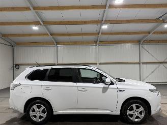 damaged passenger cars Mitsubishi Outlander 2.0 PHEV 89kW Automaat Instyle 2014/5