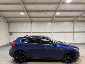 damaged passenger cars Volvo V-40 1.6D2 84kW Cross Country Momentum 2015/2