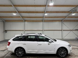 Vaurioauto  passenger cars Skoda Octavia 1.6TDI 81kW Automaat GreenTech Edition BusinessLine Pano 2015/9