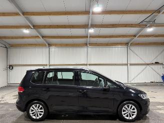 damaged passenger cars Volkswagen Touran 1.6TDI 81kW 7p Automaat SCR Connected Series 7 Persoons 2016/4