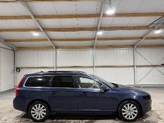 Vaurioauto  passenger cars Volvo V-70 2.0D3 120kW Automaat Limited Edition 2011/11