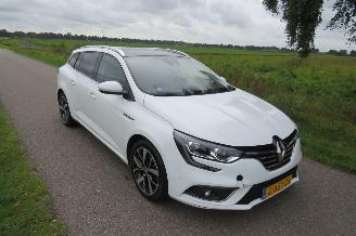 Vaurioauto  passenger cars Renault Mégane 1.3 116pk  TCe Bose Navigatie Sport stoelen  186.000km nap Leer Sport [  2020 2020/3