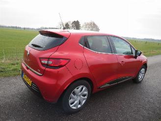 skadebil auto Renault Clio Renault Clio 0.9 TCe 90pk Limited Airco Navigatie  2017 2017/5