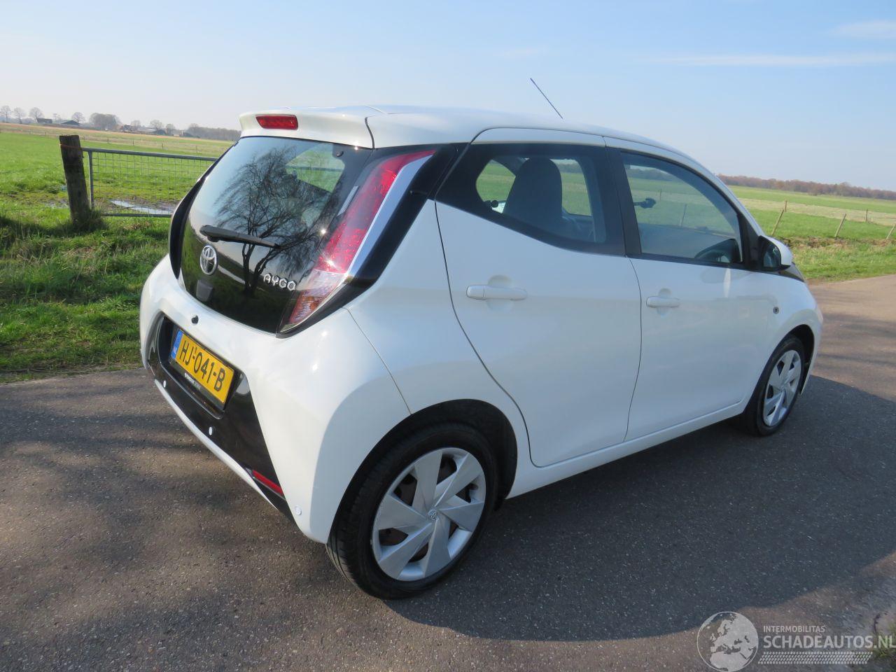 Toyota Aygo 1.0 VVT-I X Play  Airco navigatie achter uit camera 2015