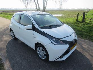 Toyota Aygo 1.0 VVT-I X Play  Airco navigatie achter uit camera 2015 picture 2