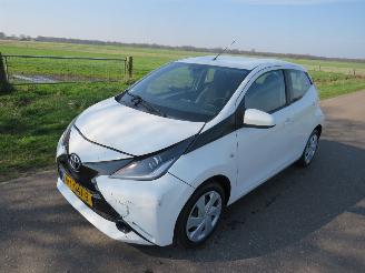 Toyota Aygo 1.0 VVT-I X Play  Airco navigatie achter uit camera 2015 picture 8