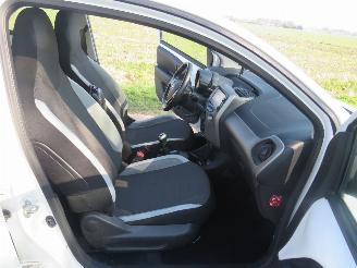 Toyota Aygo 1.0 VVT-I X Play  Airco navigatie achter uit camera 2015 picture 4