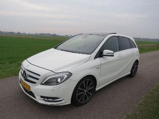 krockskadad bil auto Mercedes B-klasse 1.8 122pk  Avangarde Euro 6 159.000km Orgineel  mpv Leer Navigatie Stoelverwarming 2012/4
