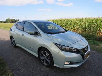krockskadad bil auto Nissan Leaf 2.ZERO EDITION 40 kWh Elektrisch Automaat Camera Stoelverwarming Navigatie schadevrij 2018/4