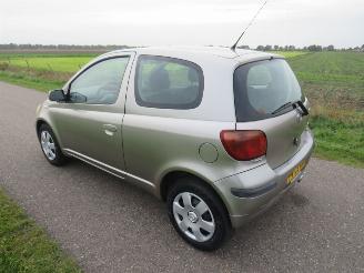 krockskadad bil auto Toyota Yaris 1.3 VVT-1 LUNA 2003  NIEUWE APK!!! 2003/11