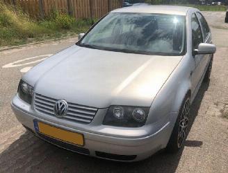 damaged passenger cars Volkswagen Bora 1.6 1999/3