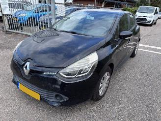 krockskadad bil auto Renault Clio 1.2 collection 2013/8