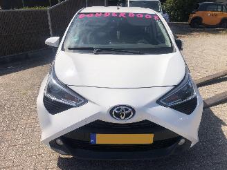 krockskadad bil auto Toyota Aygo Aygo 1.0 VVT-i x-joy 2021/3