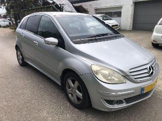 Vaurioauto  passenger cars Mercedes B-klasse B-klasse 200 2005/6