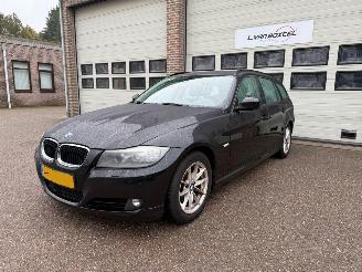 skadebil auto BMW 3-serie 318i High Executive Pano Navi Clima 2011/1