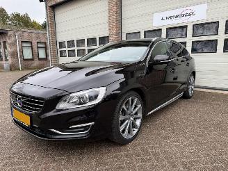 Coche accidentado Volvo V-60 2.4 D6 AWD Plug-In Hybrid Summum Automaat Schuifdak NAP ! 2013/12