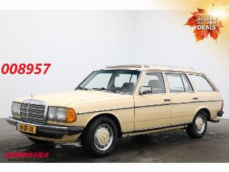 Vaurioauto  passenger cars Mercedes  300 TD Combi Aut. W123 Radio AHK + extra wielset! 1982/2