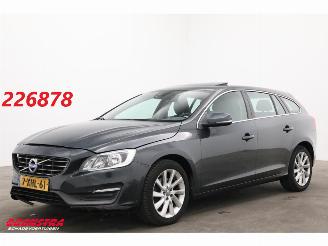 Unfallwagen Volvo V-60 1.6 D2 Momentum Schuifdak Navi Clima Cruise PDC AHK 2014/8