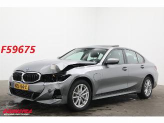 krockskadad bil auto BMW 3-serie 330e Schuifdak 360° LED Cruise SHZ 4.216 km! 2025/8