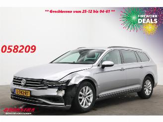 Voiture accidenté Volkswagen Passat Variant Variant 1.5 TSI DSG Comfort Business LED ACC Navi Clima PDC AHK 2020/2
