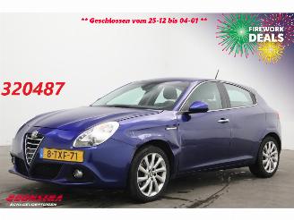 Schadeauto Alfa Romeo Giulietta 1.4 T 170 PK Aut. Distinctive Lusso Navi Clima Cruise PDC AHK 2014/5