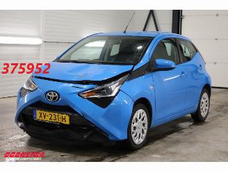 Schadeauto Toyota Aygo 1.0 VVT-i x-play Bluetooth Airco Cruise Camera 2019/4
