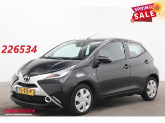 Toyota Aygo 1.0 VVT-i x-play Aut. Airco Camera Bluetooth 98.797 km! picture 1