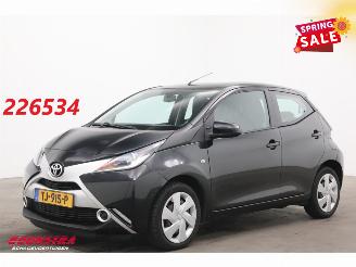 Toyota Aygo 1.0 VVT-i x-play Aut. Airco Camera Bluetooth 98.797 km! picture 1