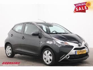 Toyota Aygo 1.0 VVT-i x-play Aut. Airco Camera Bluetooth 98.797 km! picture 2