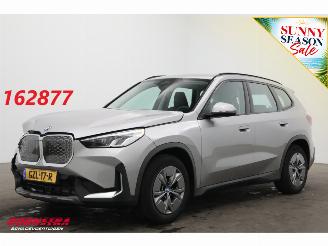 krockskadad bil auto BMW iX1 xDrive30 67 kWh LED ACC Apple/Android Camera SHZ 2025/1