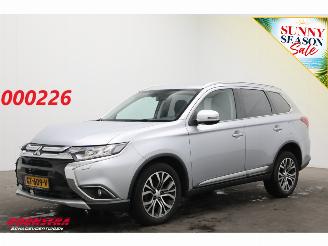 Coche accidentado Mitsubishi Outlander 2.0 Executive Edition Navi Clima Cruise Camera PDC AHK 2015/8