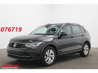 damaged passenger cars Volkswagen Tiguan 2.0 TSI DSG 4Motion Pano Schuif/kantel ACC Clima Navi SHZ Apple/Android Camera PDC 2023/7