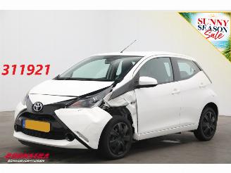 damaged passenger cars Toyota Aygo 1.0 VVT-i x-play Apple/Android Airco Cruise Camera 2018/1