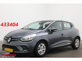 Damaged car Renault Clio 0.9 TCe Zen Cruise Navi Airco Bluetooth Dab 2016/10
