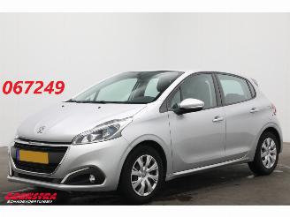 damaged passenger cars Peugeot 208 1.2 PT Blue Lion Cruise Navi Airco Org.NL + NAP 2018/8