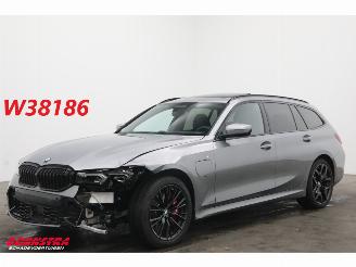 uszkodzony samochody osobowe BMW 3-serie Touring 330e xDrive M-Sport HUD H/K Pano ACC SHZ LrHZ Apple/Android Camera PDC AHK 2026/10