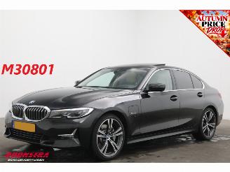 krockskadad bil auto BMW 3-serie 330e High Executive HUD Pano Memory Camera SHZ Leder LED 2022/2