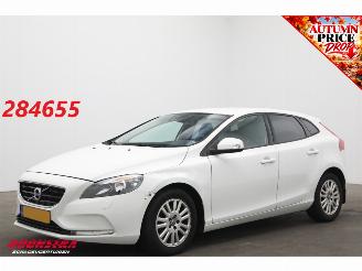 krockskadad bil auto Volvo V-40 2.0 D2 Kinetic Cruise AHK SHZ Bluetooth 2015/6