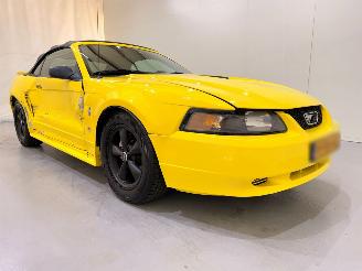 Voiture accidenté Ford USA Mustang Convertible 3.8 V6 Automaat 2001/2