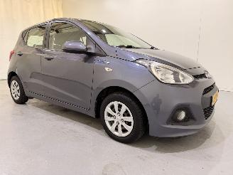 damaged passenger cars Hyundai I-10 HB 1.0i Blue Go! Navi/Clima 2014/7