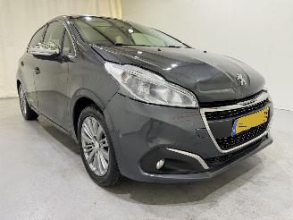 krockskadad bil auto Peugeot 208 HB 1.2 Allure Navi/Clima/Pano 2017/3