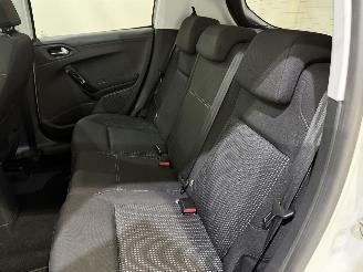 Peugeot 208 HB 1.6 Blue HDI 100 Premium picture 16