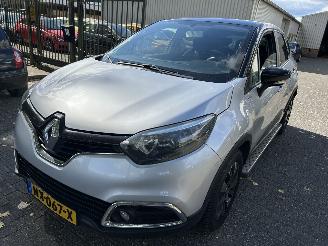 skadebil auto Renault Captur 1.2 TCe Automaat Limited 2017/5