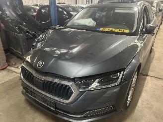 krockskadad bil auto Skoda Octavia Stationcar 1.5 TSI e-Tec Business Edition Automaat 2022/2
