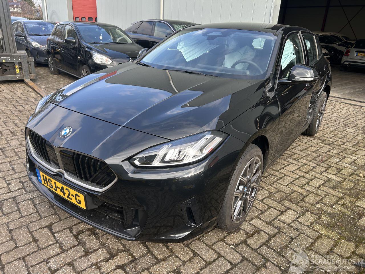 BMW 1-serie 120  Automaat   ( 4457 Km )   nieuw prijs 45000,00
