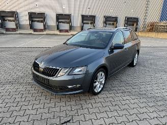 Avarii autoturisme Skoda Octavia 1.6 TDI DSG KLIMA NAVI AHK SITZHEIZUNG 2019/10