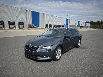 Schadeauto Skoda Superb 1.6 TDI KLIMA NAVI PANORAMA XENON 2016/12