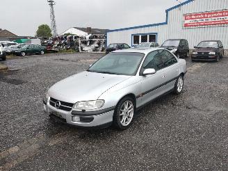 Coche siniestrado Opel Omega 2.5 Zilver 147 voor Onderdelen 1998/3